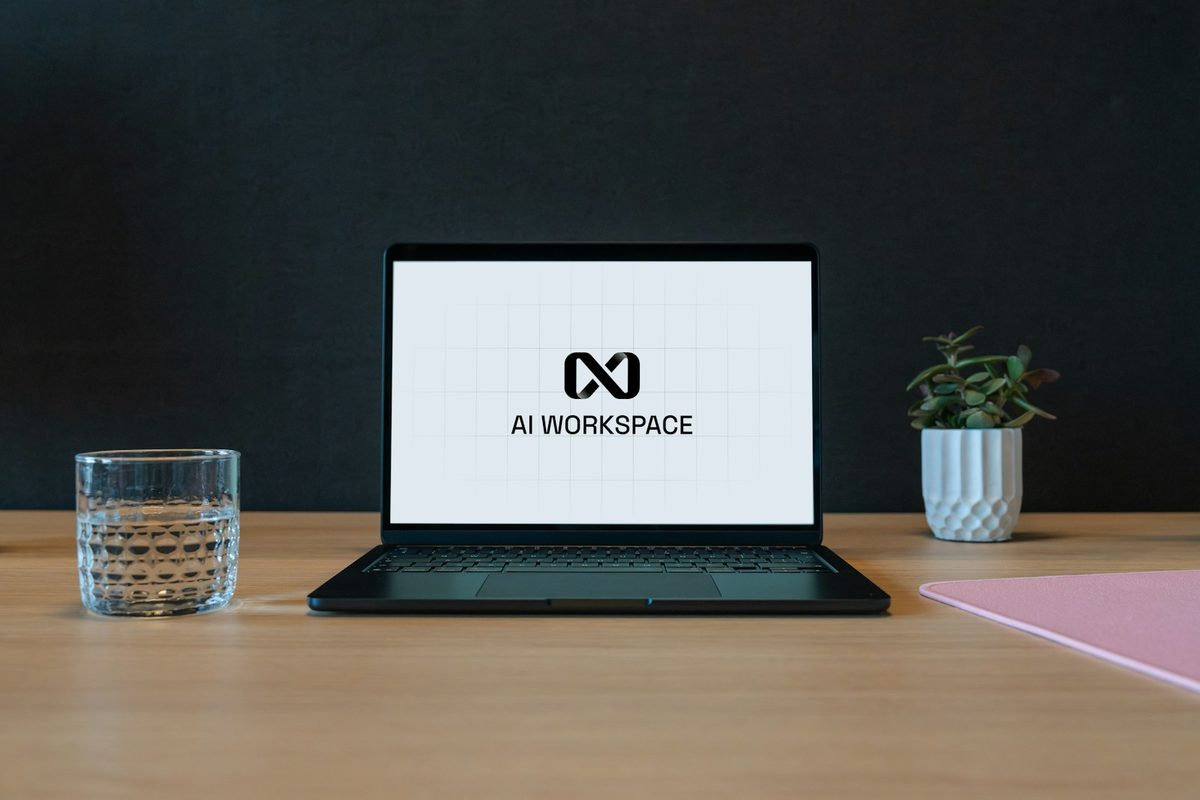 Laptop mở công cụ AI trên bàn làm việc, minh họa dùng AI trong Excel miễn phí