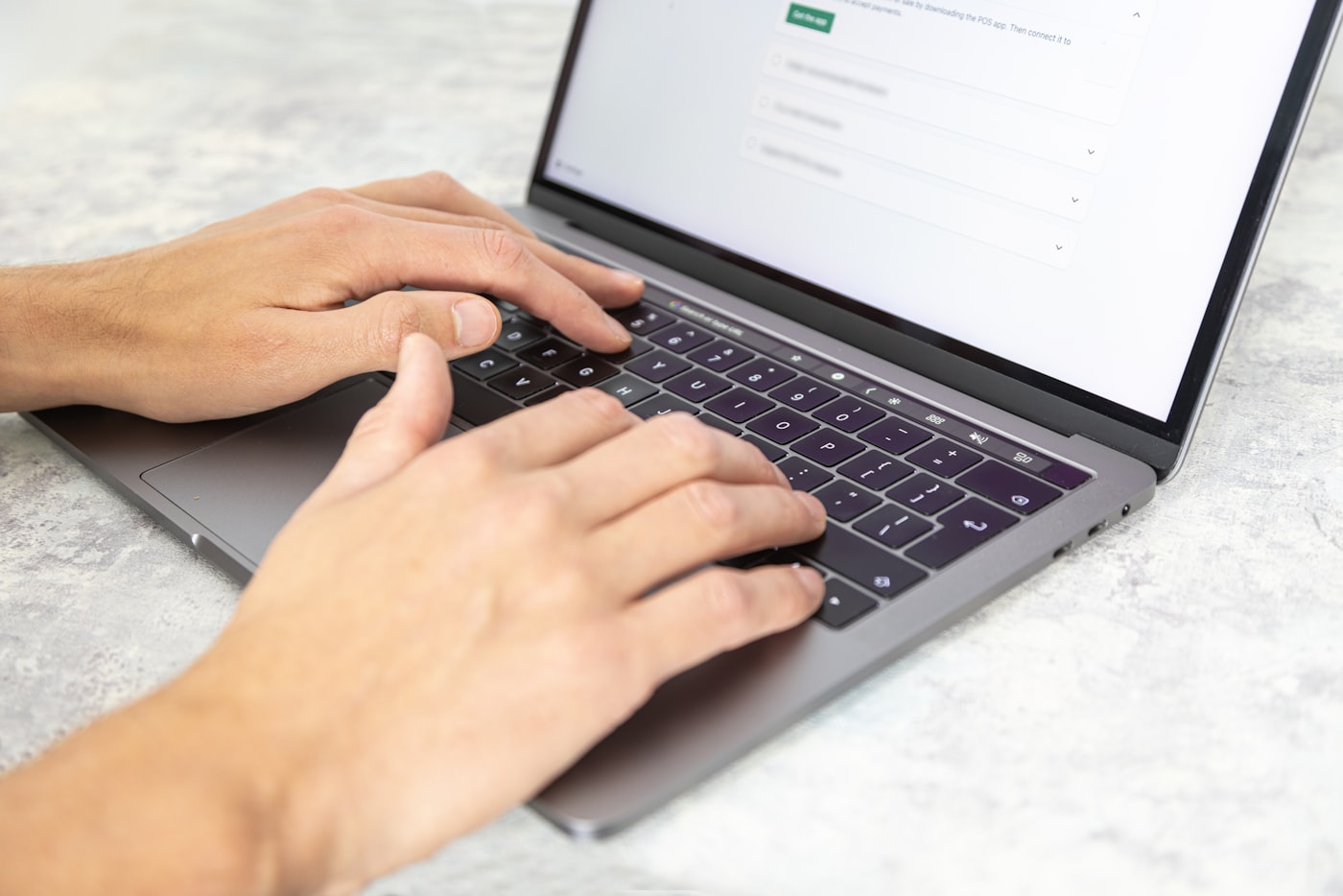 Hai bàn tay gõ trên laptop khi nhờ trợ lý AI viết công thức Excel